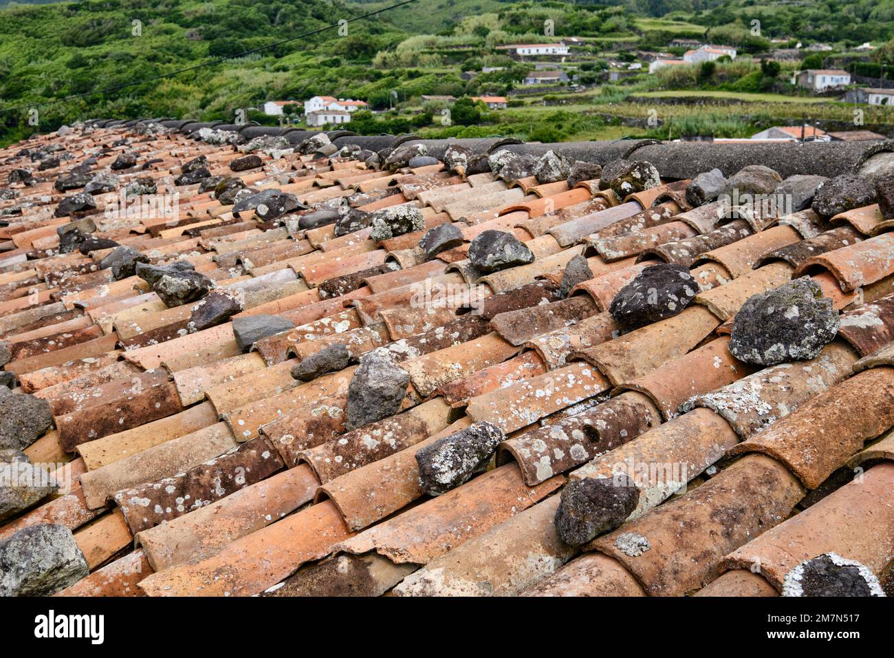 Tegole tradizionali con pietre a causa dei venti molto forti. Fajazinha, isola di Flores, arcipelago delle Azzorre. Portogallo Foto Stock