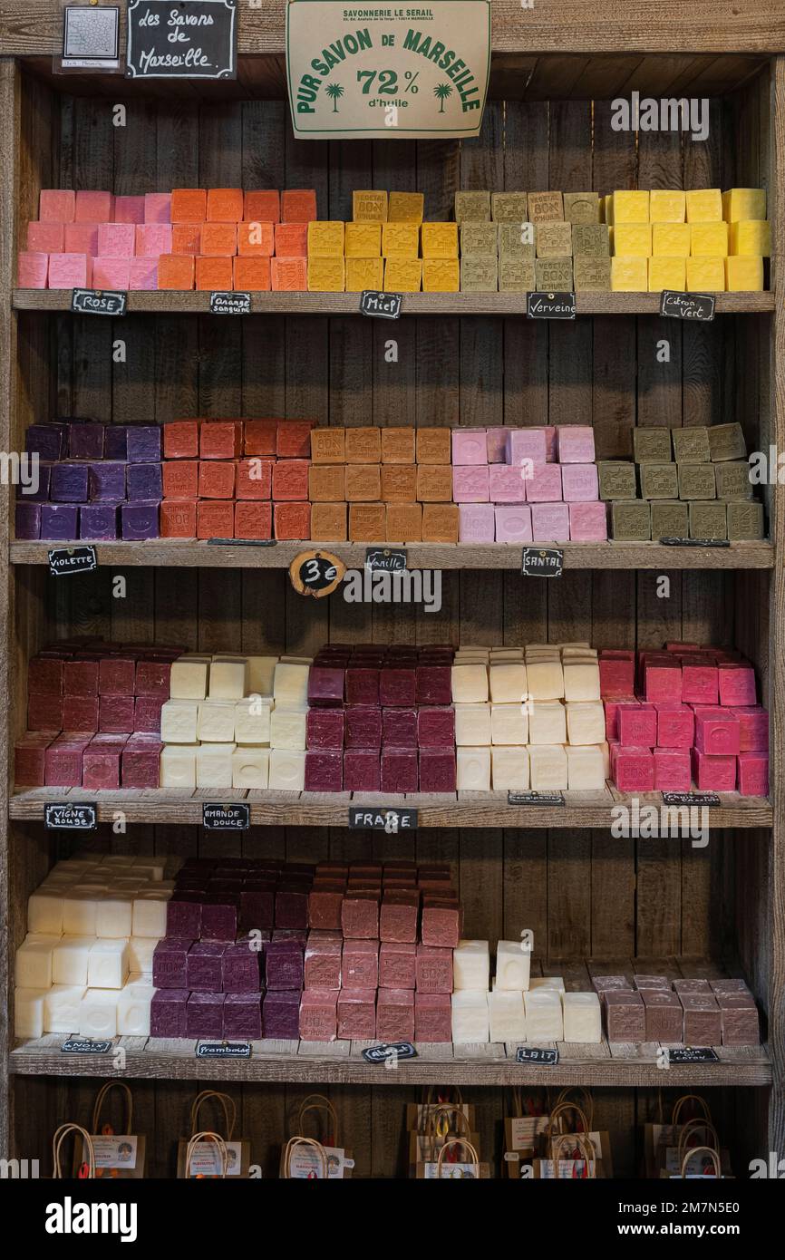 Ripiano colorato riempito con saponette fatte a mano, Provenza, Francia Foto Stock