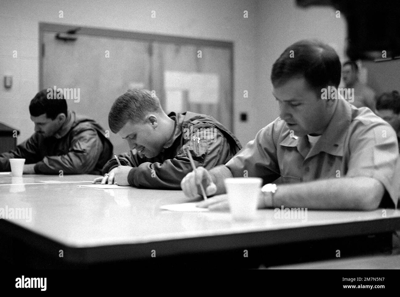 I piloti marini, che sono tirocinanti sull'aeromobile AV-8A Harrier, fanno un esame finale sull'aeromobile. Base: MCA, Cherry Point Stato: North Carolina (NC) Paese: Stati Uniti d'America (USA) Foto Stock