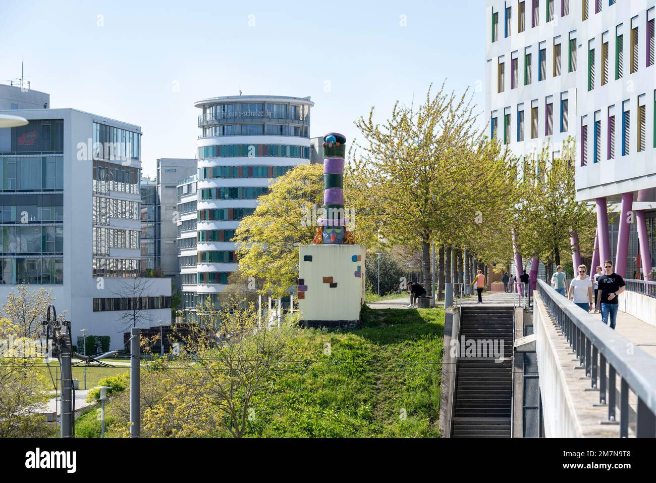 Germania, Baden-Württemberg, Karlsruhe, uffici moderni su Ludwig-Erhard-Allee. Foto Stock