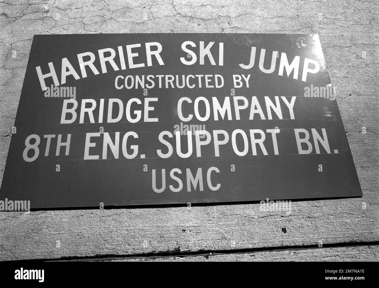 L'operazione Sci Jump è stata la prova che ha tato fuori di un velivolo del corpo marino YAV-8B Harrier da una rampa. La rampa è stata costruita da Bridge Co., 8th Engineering Support BN., 2nd Mar. Div., Fleet Marine Force, Camp Lejeune, N.C. Soggetto operativo/Serie: BASE DI SALTO CON GLI SCI: Base aerea navale Patuxent River Stato: Maryland (MD) Paese: Stati Uniti d'America (USA) Foto Stock