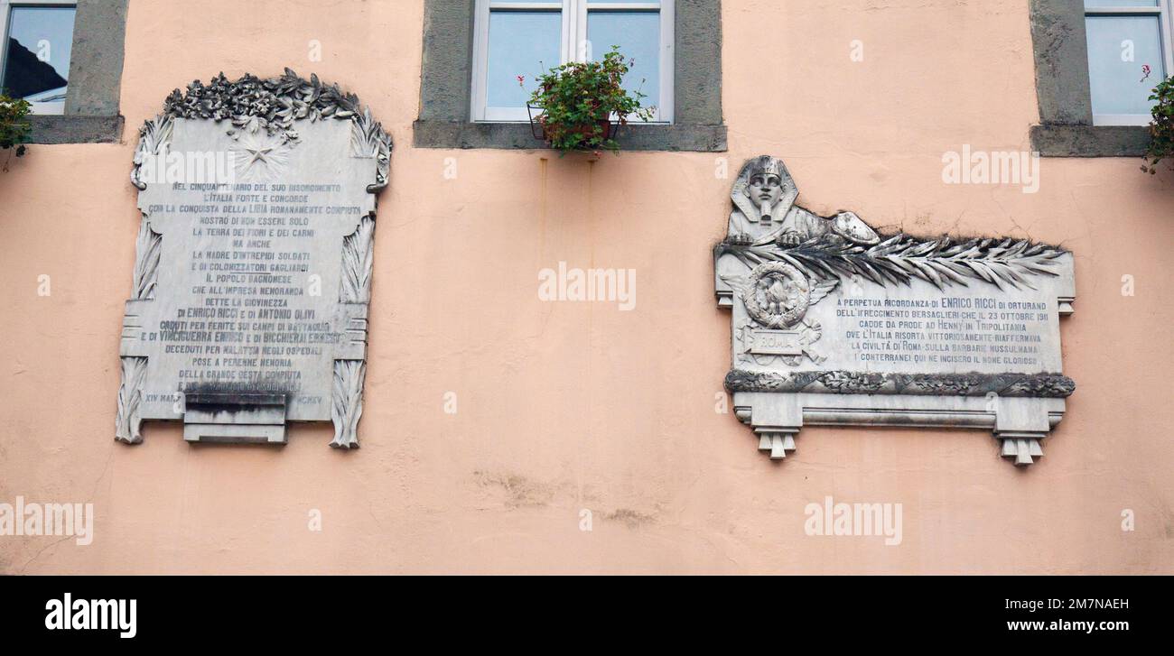 Lapidi commemorative in pietra per Enrico Ricci a Bagnone, Toscana occidentale. UNA MEMORIA ETERNA ANENRICO RICCIDI ORTURANO DAL II BERSAGLIERI REGGIMENTO CADUTO IL 23 OTTOBRE 1911 DA CORAGGIOSO A HENNY CADDE - IN TRIPOLITANIA DOVE L'ITALIA È CRESCIUTA VITTORIOSA-HA RIAFFERMATO LA CIVILTÀ DI ROMA-CONTRO LA BARBARIE MUSULMANA I CONNAZIONALI QUI IL GLORIOSO NOME INCISO Foto Stock
