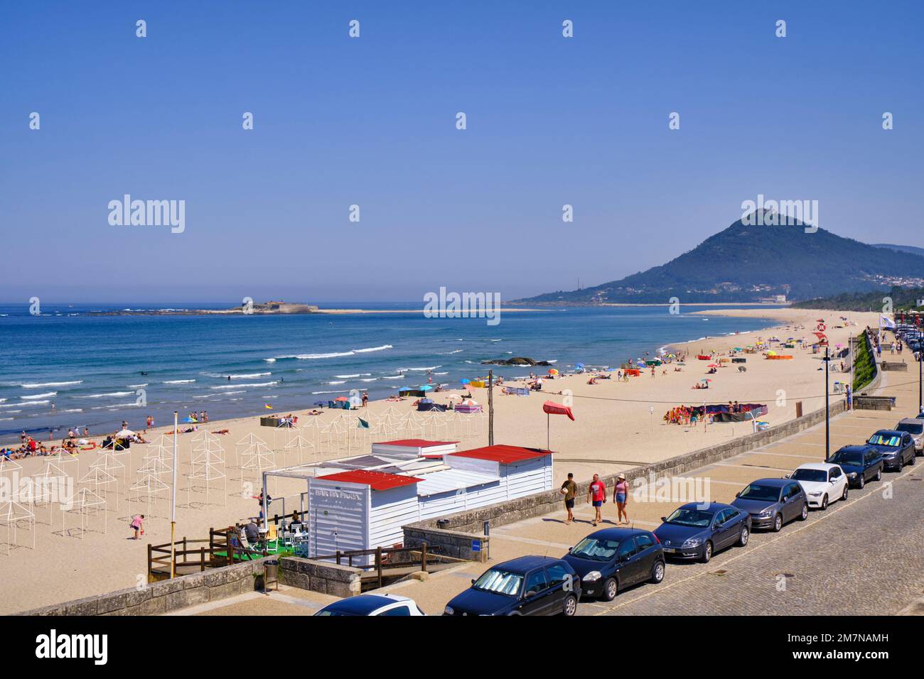 Spiaggia di Moledo do Minho e montagna di Santa Tecla in Spagna, Caminha, Minho. Portogallo Foto Stock