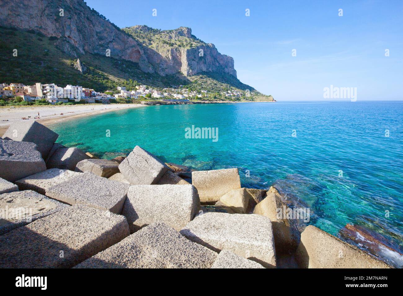 Breakwater alla Spiaggia Vergine Maria, Palermo, Sicilia Foto Stock