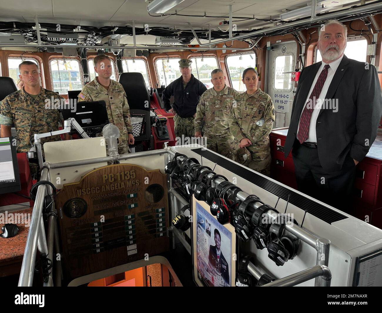 CAPE MAY, N.J. - Rappresentanti di tutte le filiali di servizio del Consiglio sulla formazione di base di reclutamento (CORBT) tour operational cutters negli Stati Uniti Coast Guard Training Center Cape May in New Jersey, 11 maggio 2022. Lo scopo del CORBT è di affrontare questioni comuni tra i servizi congiunti nel reclutare la formazione militare di base e la formazione tecnica con l'obiettivo di condividere idee, lezioni apprese e procedure per migliorare i programmi di formazione entry-level. STATI UNITI Foto della Guardia Costiera di Josh Zwearcan, Chief Petty Officer Foto Stock