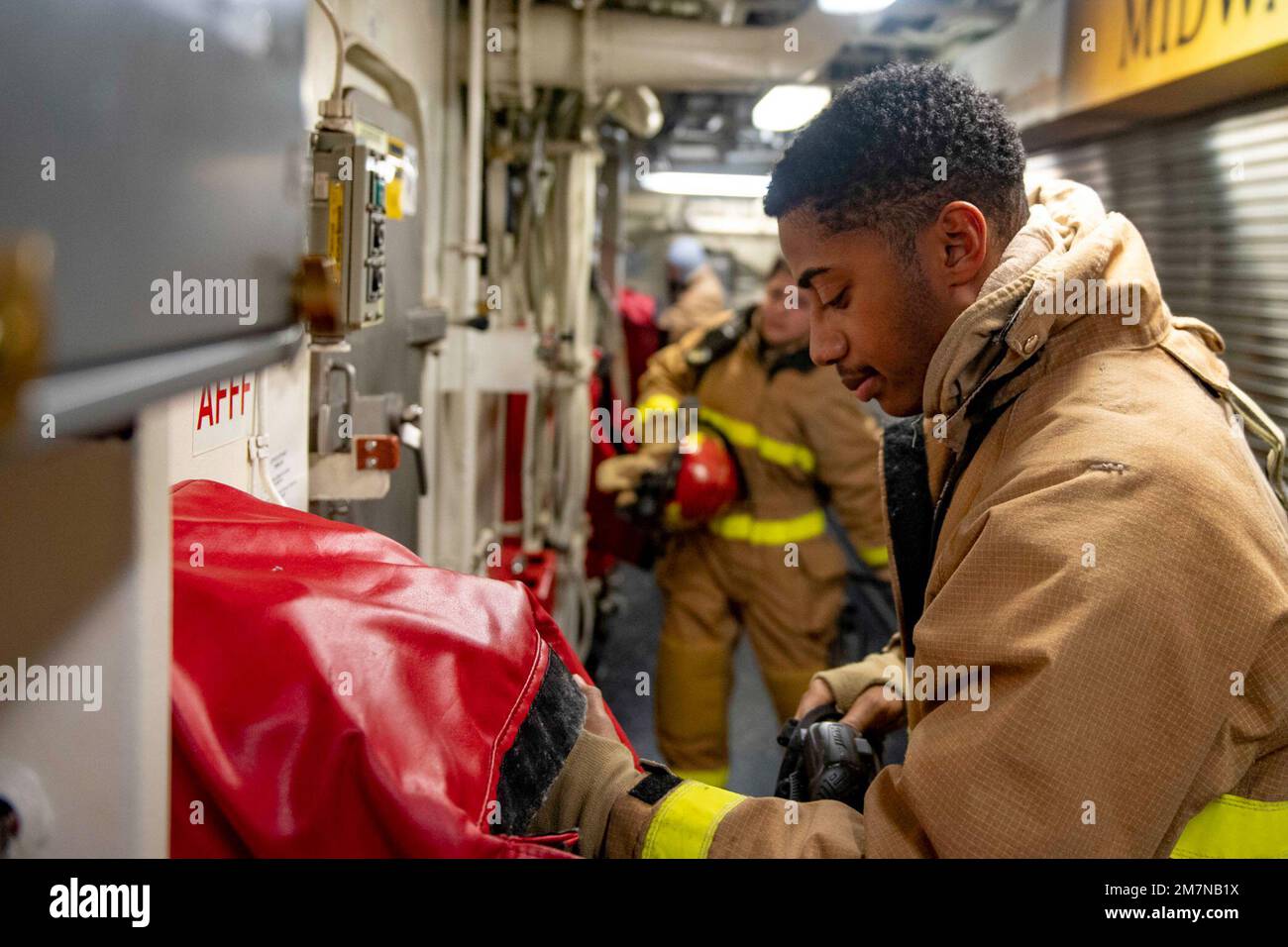 MARE FILIPPINO (11 maggio 2022) danni Controlman Fireman Yusuf Collins, da Phoenix, dona un autorespiratore autonomo (SCBA) durante un'esercitazione antincendio a bordo di un cacciatorpediniere missilistico guidato di classe Arleigh Burke USS Spruance (DDG 111). Abraham Lincoln Strike Group è in fase di implementazione pianificata nell'area delle operazioni della flotta 7th degli Stati Uniti per migliorare l'interoperabilità attraverso alleanze e partnership e al tempo stesso fungere da forza di risposta pronta a sostegno di una regione indomPacifico libera e aperta. Foto Stock