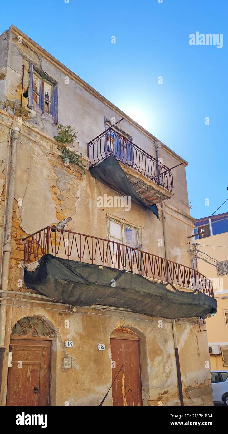Abbandonata casa fatiscente contro il cielo soleggiato a Menfi, Sicilia Foto Stock