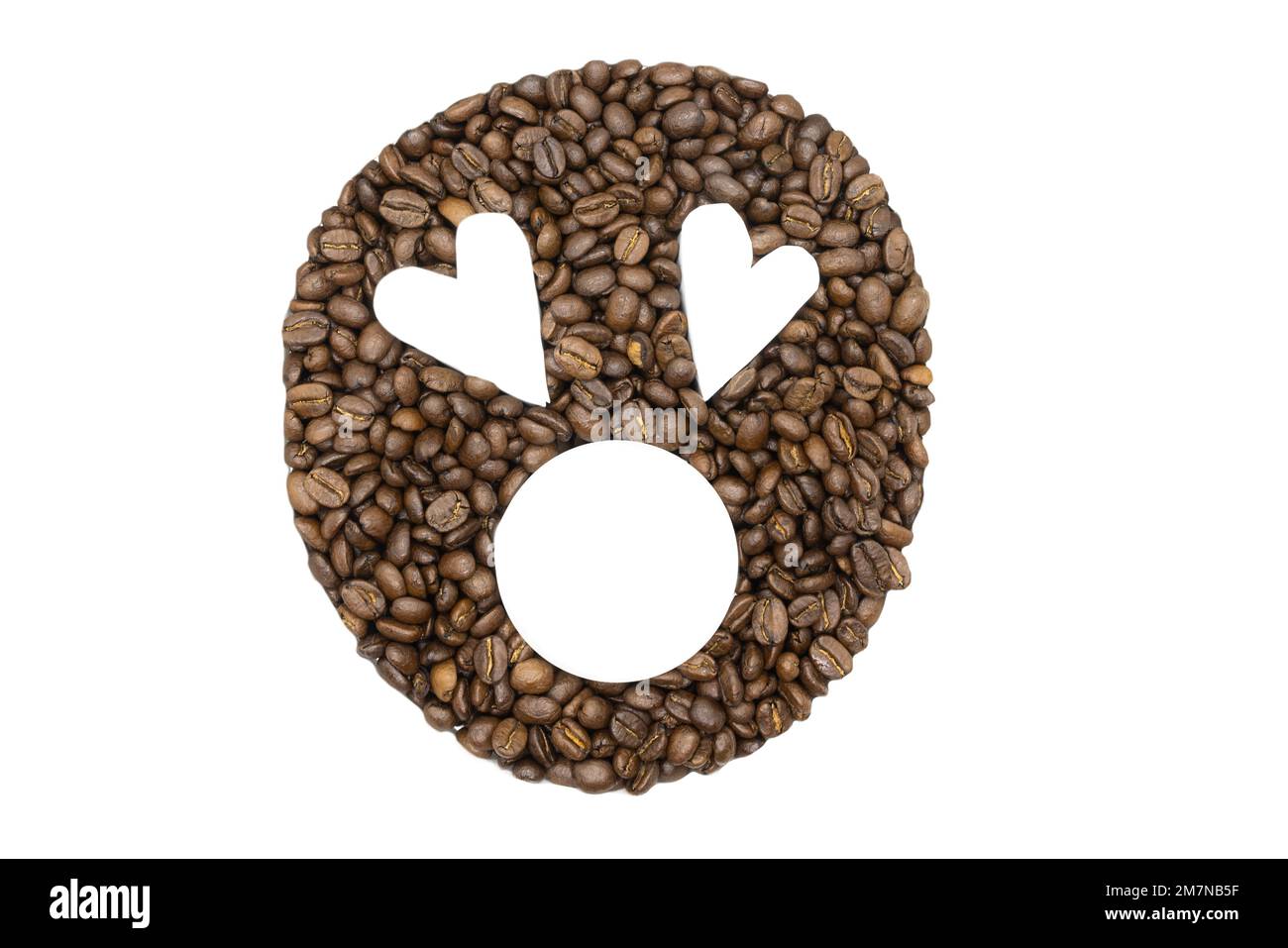 Chicchi di caffè disposti su uno sfondo bianco per apparire come un emoji Foto Stock