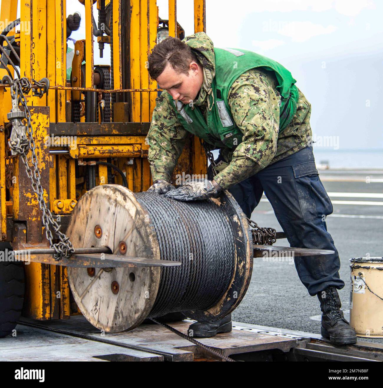 220511-N-DW158-1091 OCEANO PACIFICO (11 maggio 2022) Aviazione Boatswain’s Mate (equipaggiamento) Airman Denver Smith di Elmore City, Oklahoma, lubrifica un filo catapulta durante la manutenzione del motore di retrazione catapulta sul ponte di volo degli Stati Uniti L’unica portaerei della Marina schierata a termine USS Ronald Reagan (CVN 76). Ogni filo di ritrazione catapulta è lungo 1.140 piedi e deve essere adeguatamente ingrassato per evitare strappi e sfilacciamenti durante l'uso quotidiano. Ronald Reagan, il fiore all'occhiello del Carrier Strike Group 5, fornisce una forza pronta per il combattimento che protegge e difende gli Stati Uniti, e sostiene le alleanze, Foto Stock