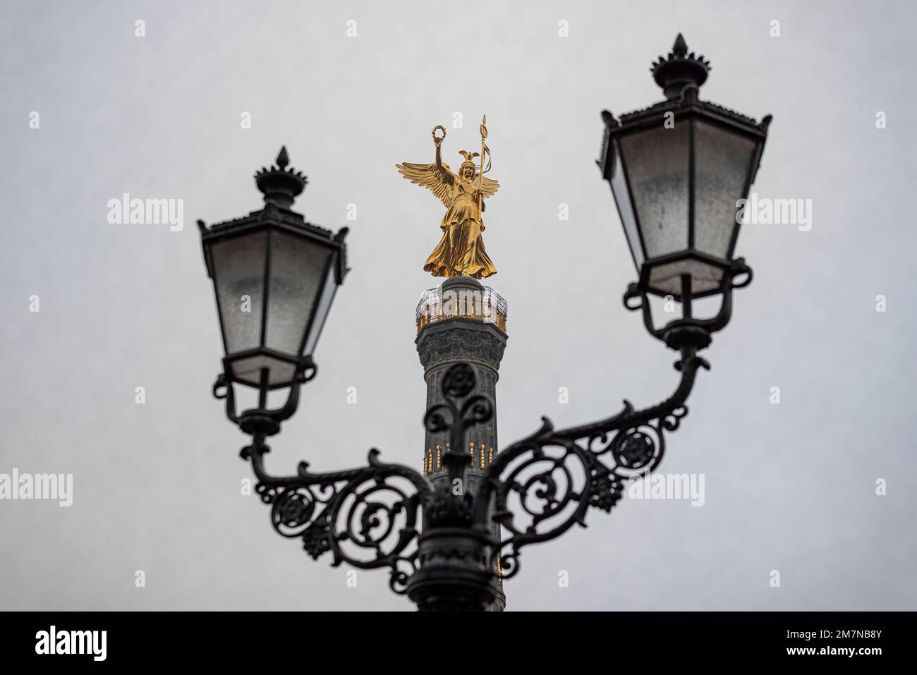 Colonna della vittoria e lampione di strada contro il cielo nebbioso. Berlino, Germania. Foto Stock