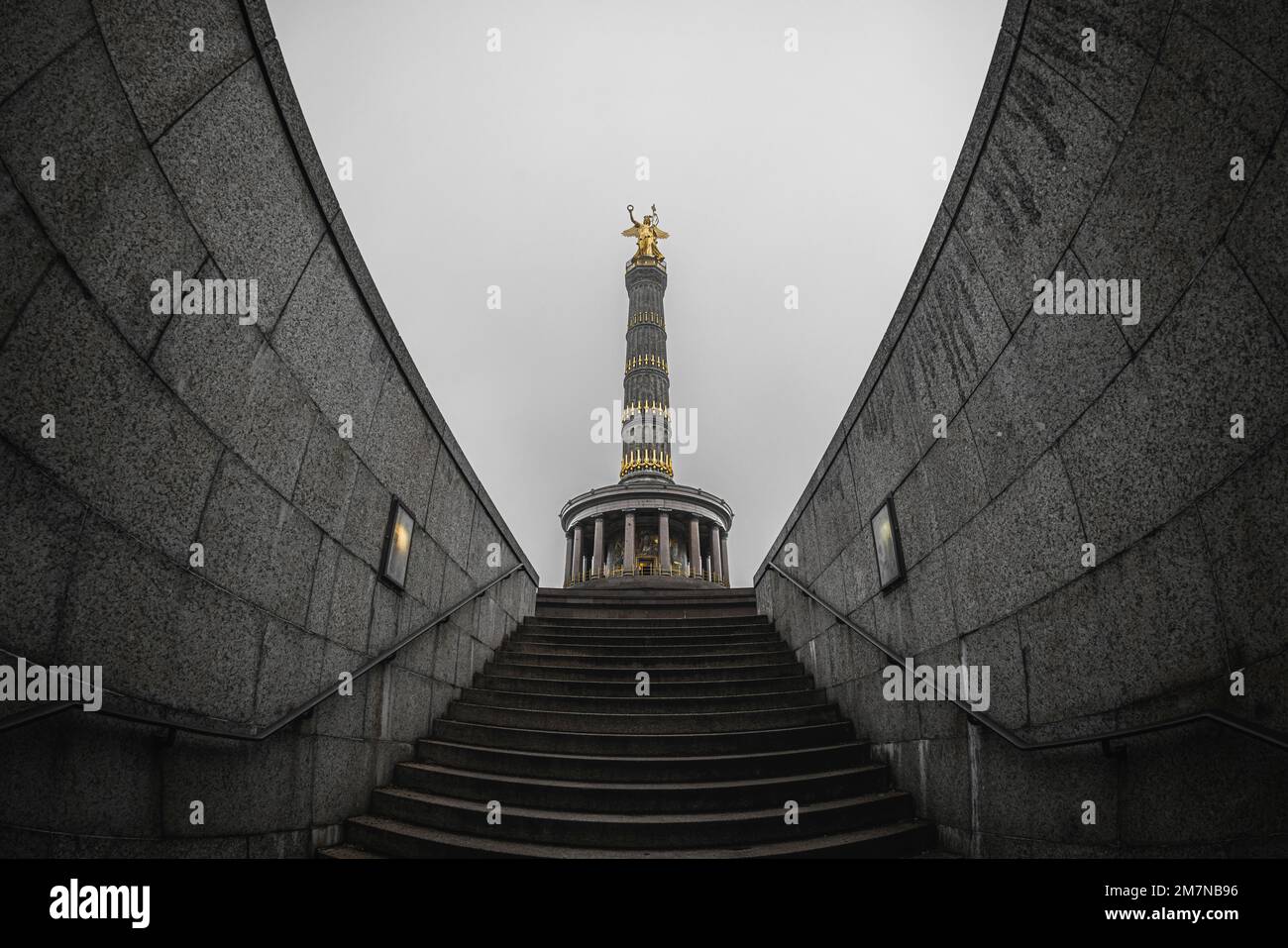 Colonna della vittoria di fronte al cielo nebbioso. Berlino, Germania. Foto Stock