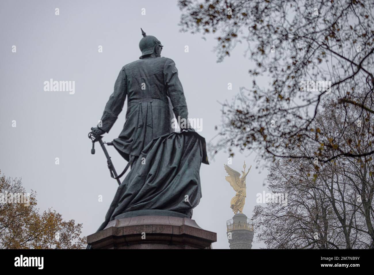 Colonna della vittoria e statua di Bismarck contro il cielo nebbioso. Berlino, Germania. Foto Stock