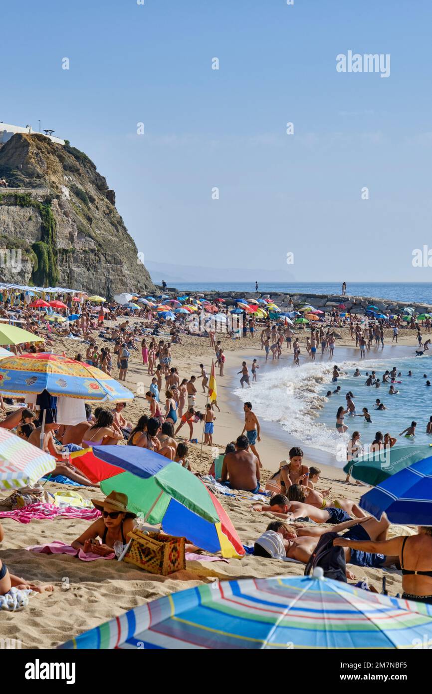 La spiaggia sovraffollata e villaggio di Ericeira nel mese di agosto. Portogallo Foto Stock