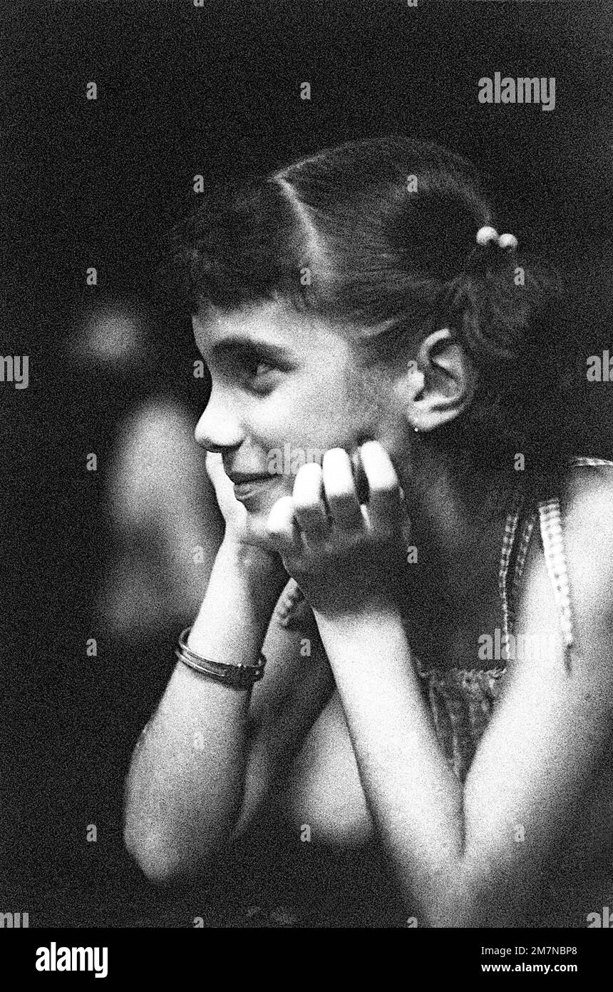 Una ragazza locale gode di un'esibizione della banda della Marina durante l'esercizio Unitas XX. Oggetto/Serie: UNITAS XX base: Port-of-Spain Paese: Trinidad e Tobago (TTO) Foto Stock