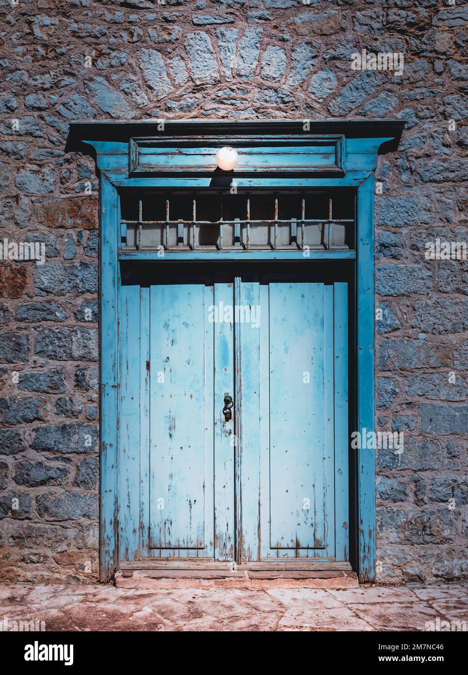 Vecchia porta blu nella città di Hydra, Grecia. Foto Stock