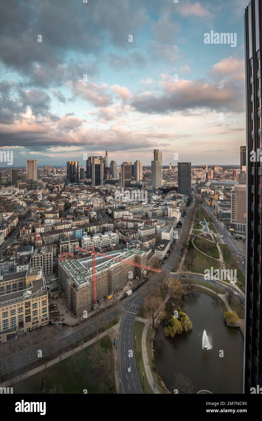 Vista dalla finestra fino al tramonto su Francoforte. Marriott Hotel, Assia, Germania Foto Stock