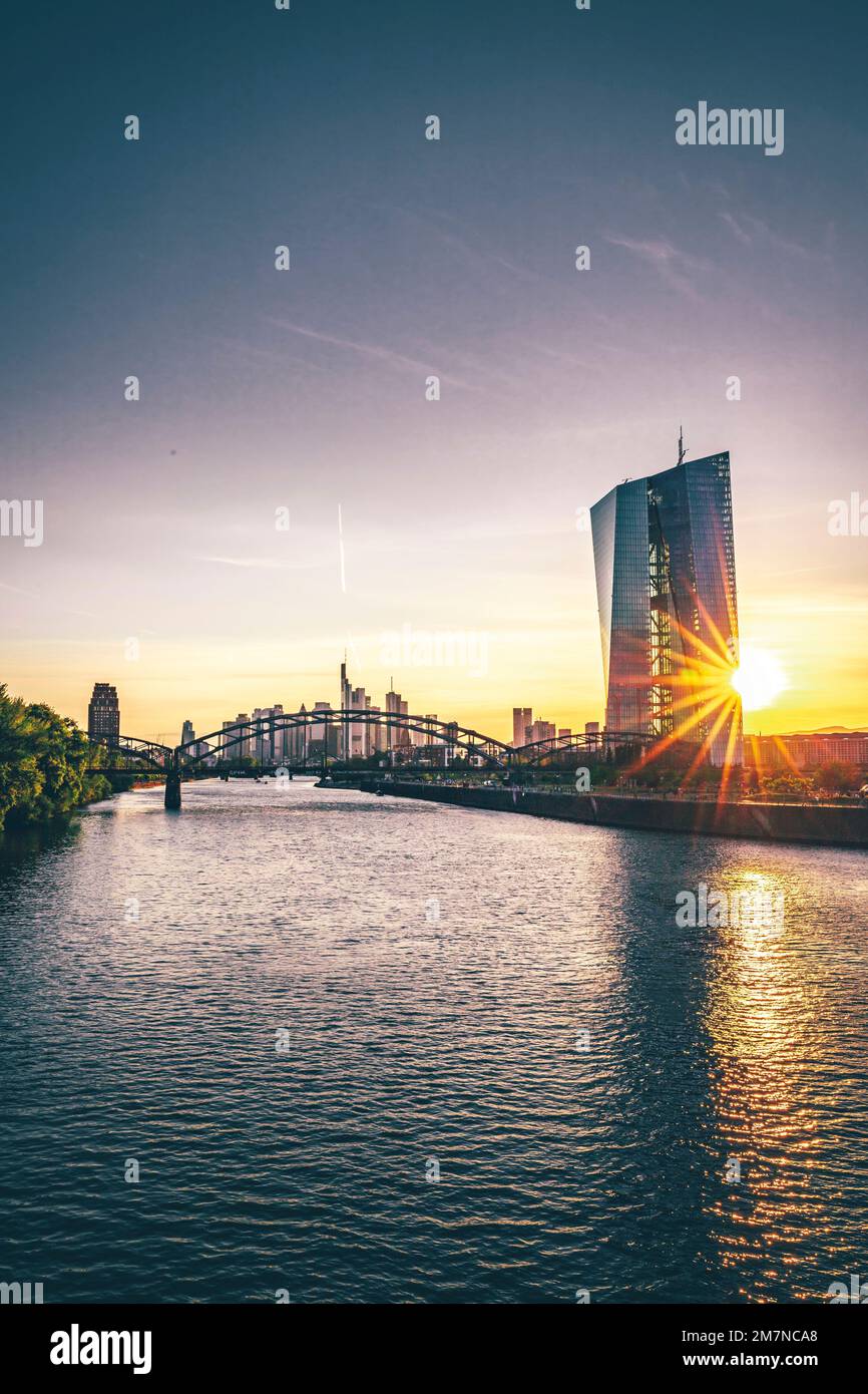 Panorama della città al tramonto, splendida vista sul fiume meno fino allo skyline e le banche, Banca Centrale europea, Francoforte sul meno, Assia Germania Foto Stock