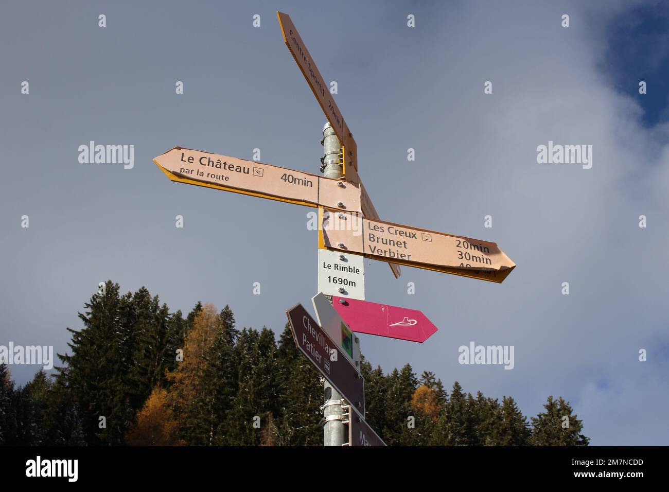 Vecchie indicazioni escursionistiche a Verbier, Svizzera, a le Rimble 1690m in su. L'indicazione più a sinistra indica le Chateau, a 40 minuti di strada Foto Stock