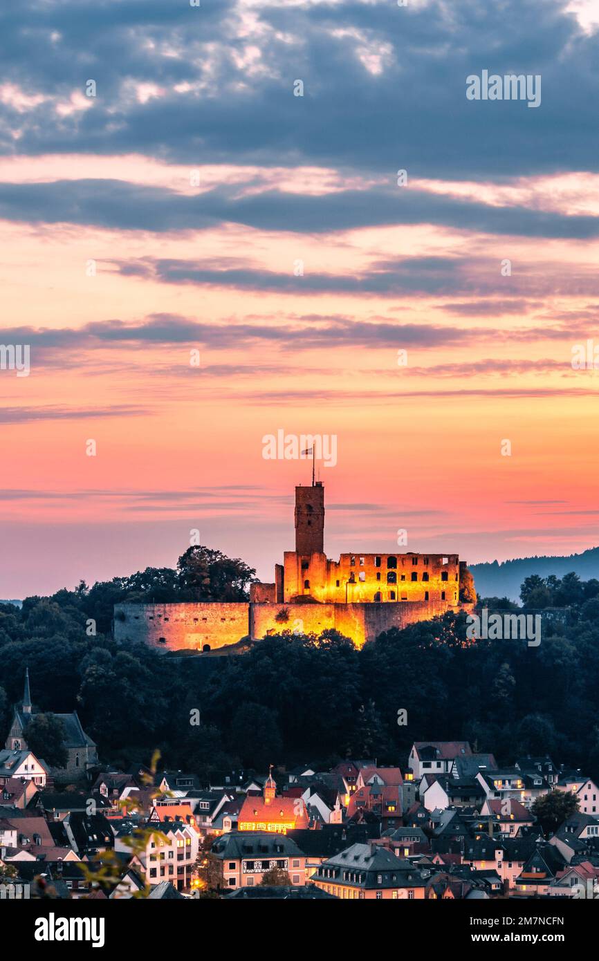 Vista su una città, una rovina del castello al tramonto. Foto invernale della città di Königstein im Taunus, Assia, Germania Foto Stock