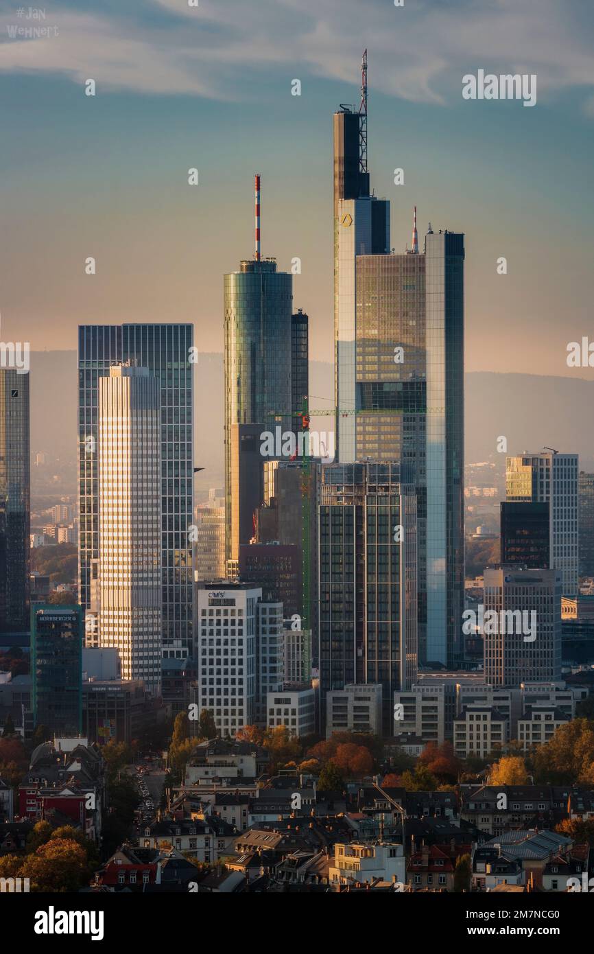 Splendida vista dello skyline, quartiere finanziario a Francoforte sul meno Assia, Germania Foto Stock