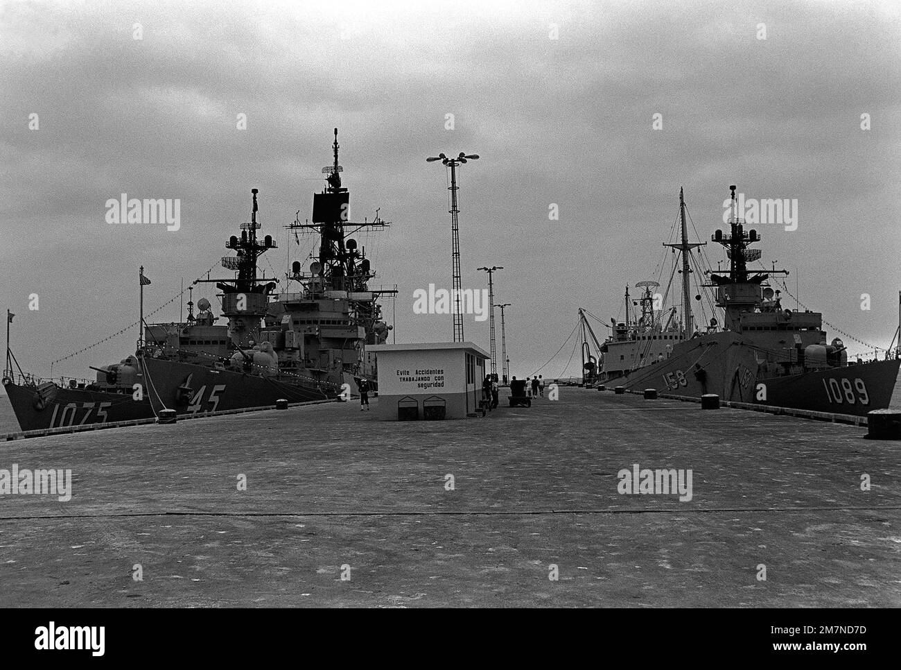 La task force Unitas XX in porto, insieme a una nave di rifornimento. Da sinistra a destra si trovano la fregata USS TRIPPE (FF-1075) e la fregata USS JESSE L. BROWN (FF-1089). Soggetto operativo/Serie: UNITAS XX base: ILO Paese: Peru (PER) Foto Stock