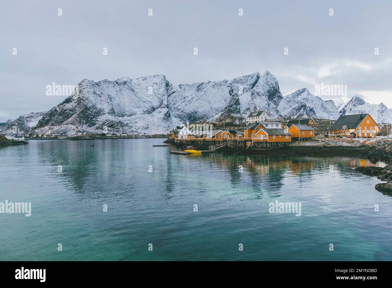 Villaggio di pescatori a Reine con case gialle, Moskenesoya, Lofoten, Nordland, Norvegia Foto Stock