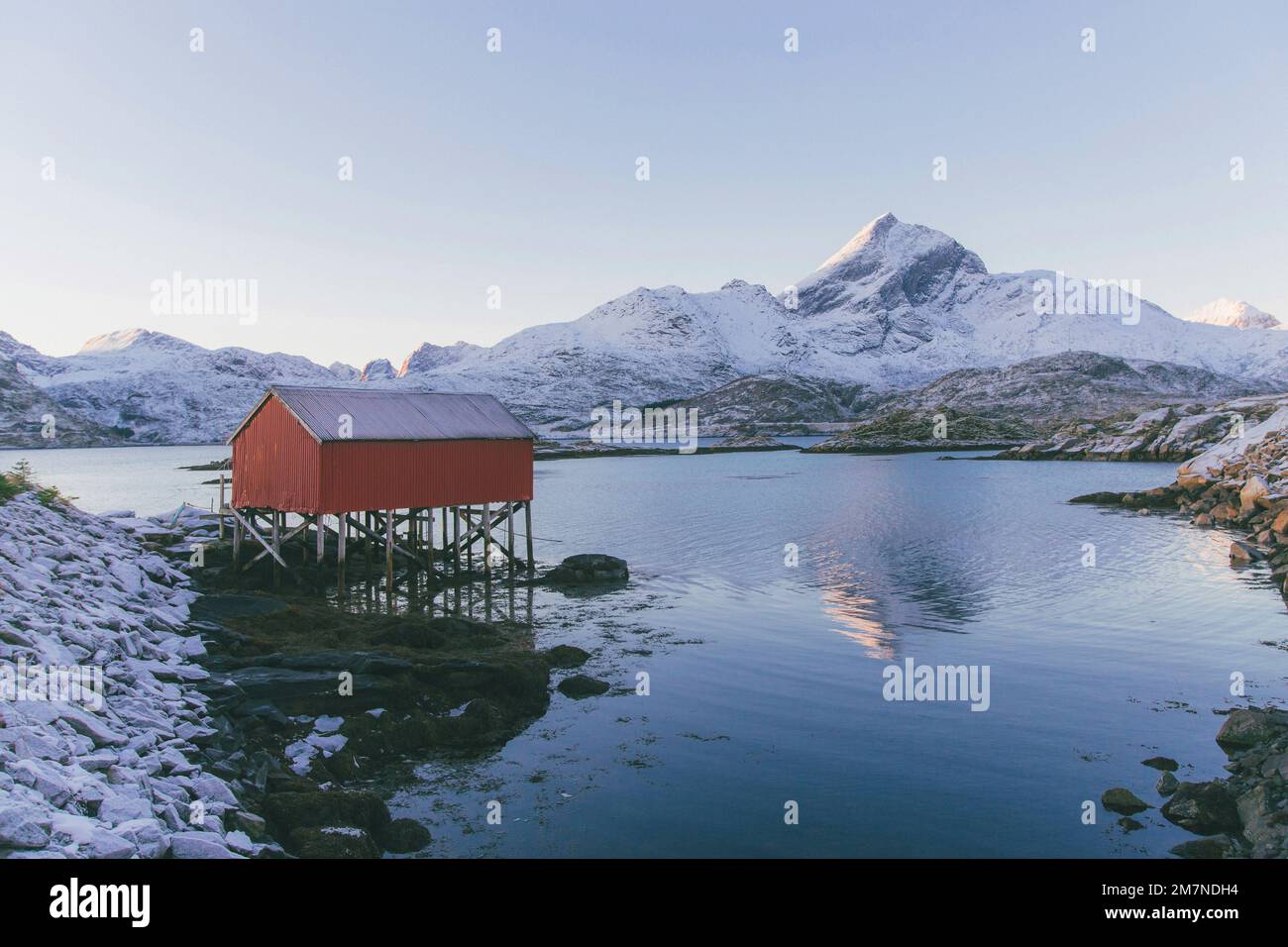 Tradizionale capanna di pesca su palafitte, Norvegia, tipico paesaggio fiordo con montagne e palafitte casa Foto Stock