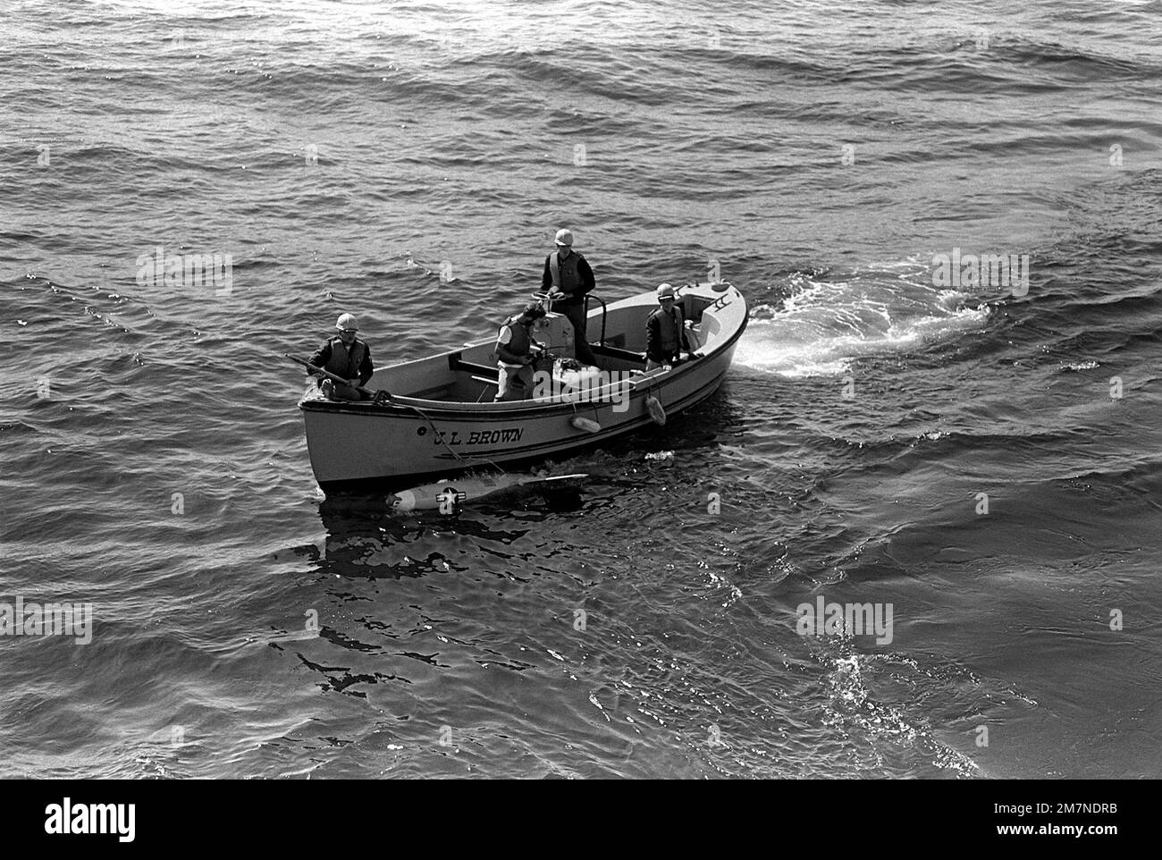 Un equipaggio di lifeboat recupera un drone che è stato lanciato dal ponte della fregata USS JESSE L. BROWN (FF-1089) durante l'esercizio Unitas XX. Subject Operation/Series: UNITAS XX base: Valparaiso Nazione: Cile (CHL) Foto Stock