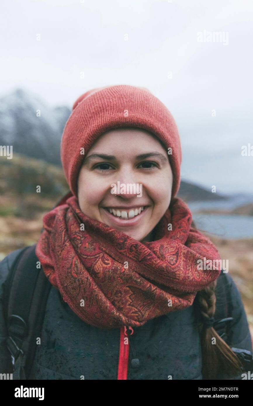 Ritratto di felice giovane donna escursioni a Vesteralen, Norvegia, fiducioso, ridendo, Foto Stock