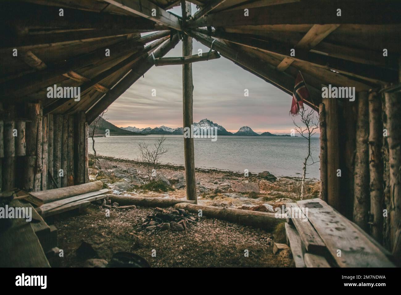 Rifugio in legno a Vesteralen, Norvegia, fuoco, bandiera norvegese, ritiro Foto Stock
