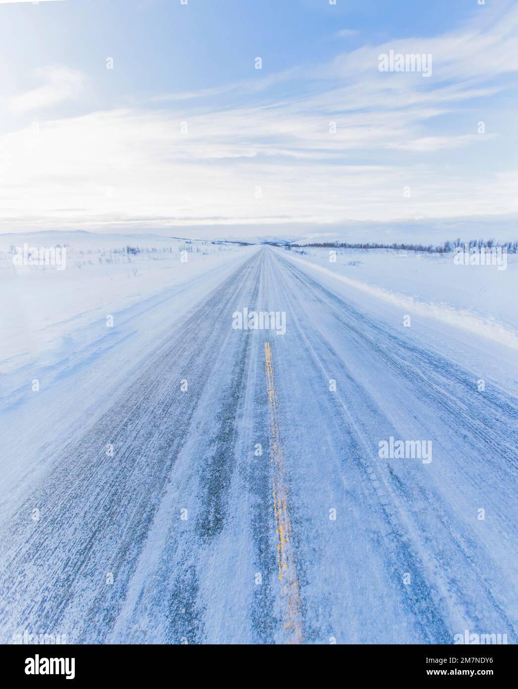 Strada invernale ghiacciata nel nord della Norvegia, vicino a Magerøya, strada coperta di neve. Foto Stock