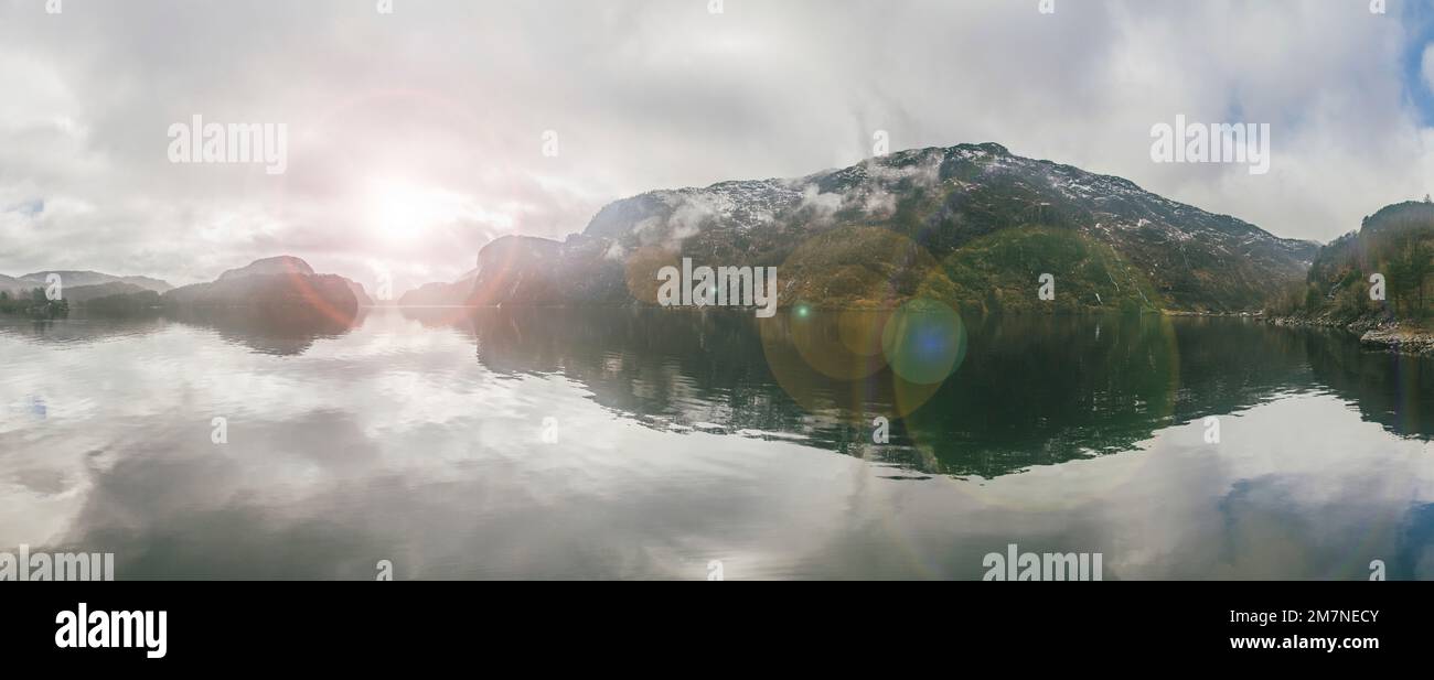 Panorama con gruppo di isole, montagne e mare in Norvegia, paesaggio con i raggi del sole, tipico paesaggio fiordo con piccole isole, Scandinavia Foto Stock