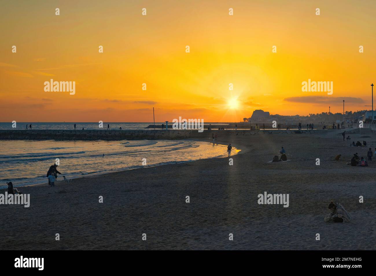 Tramonto sulla spiaggia spagnola di Sitges, Catalogna, Spagna. Foto Stock