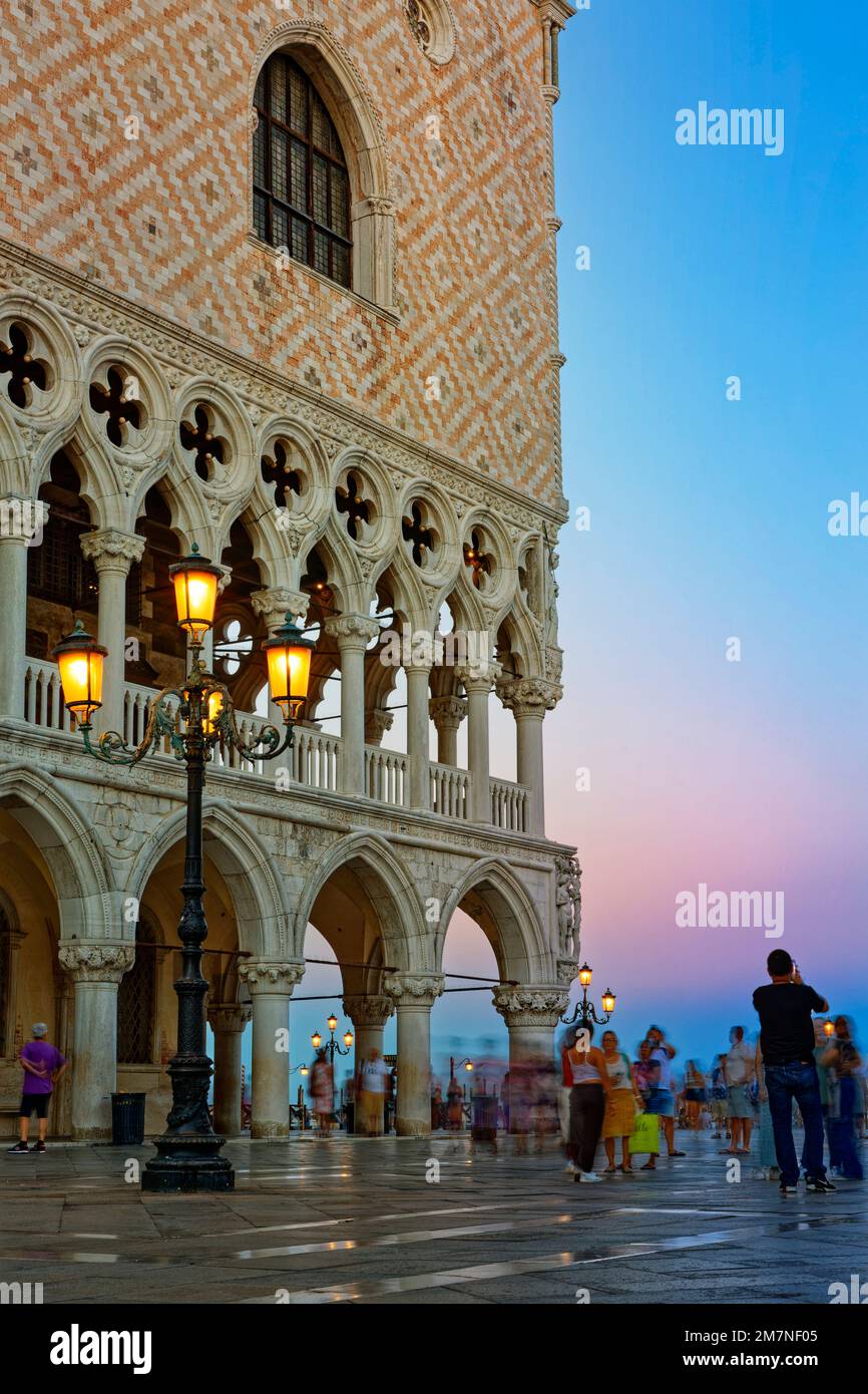In Piazza San Marco sorge il famosissimo Palazzo Ducale, costruito nel 1340. Foto Stock
