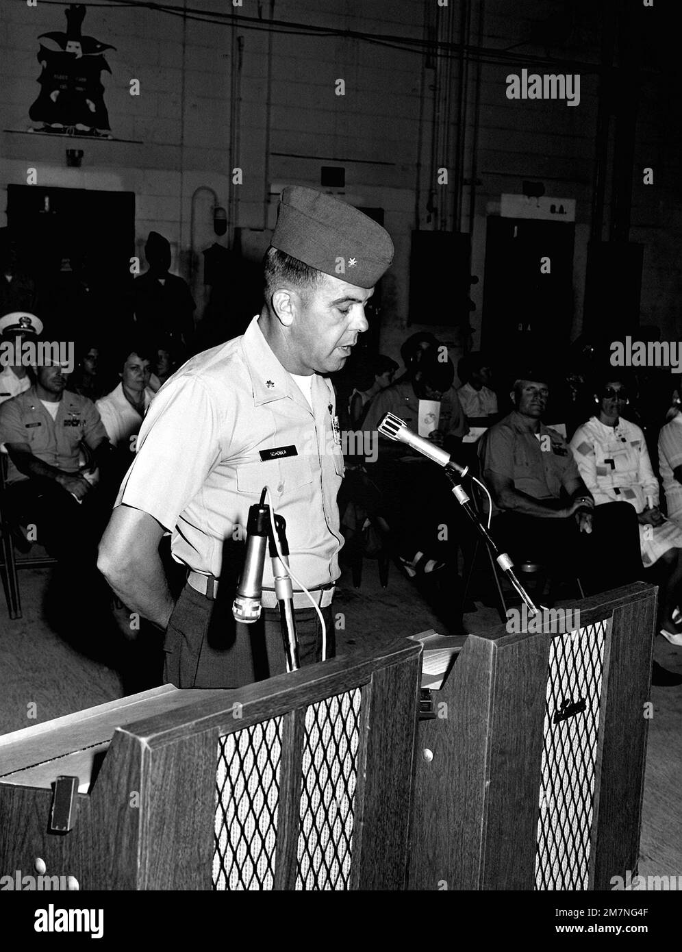 MAJ Frederick J. Schober, ufficiale comandante, Marine Fighter Attack Squadron 251 (VMFA-251), dà il suo discorso di addio durante la sua cerimonia di cambio di comando. Schober fu sollevato dal MAJ Patrick J. Jones. Base: MCA, Beaufort Stato: South Carolina (SC) Paese: Stati Uniti d'America (USA) Foto Stock