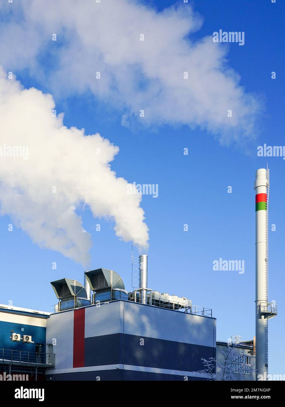 Un nuovo e moderno impianto di riscaldamento a gas di cogenerazione ad alta efficienza energetica termica funzionante a piena capacità in inverno Foto Stock