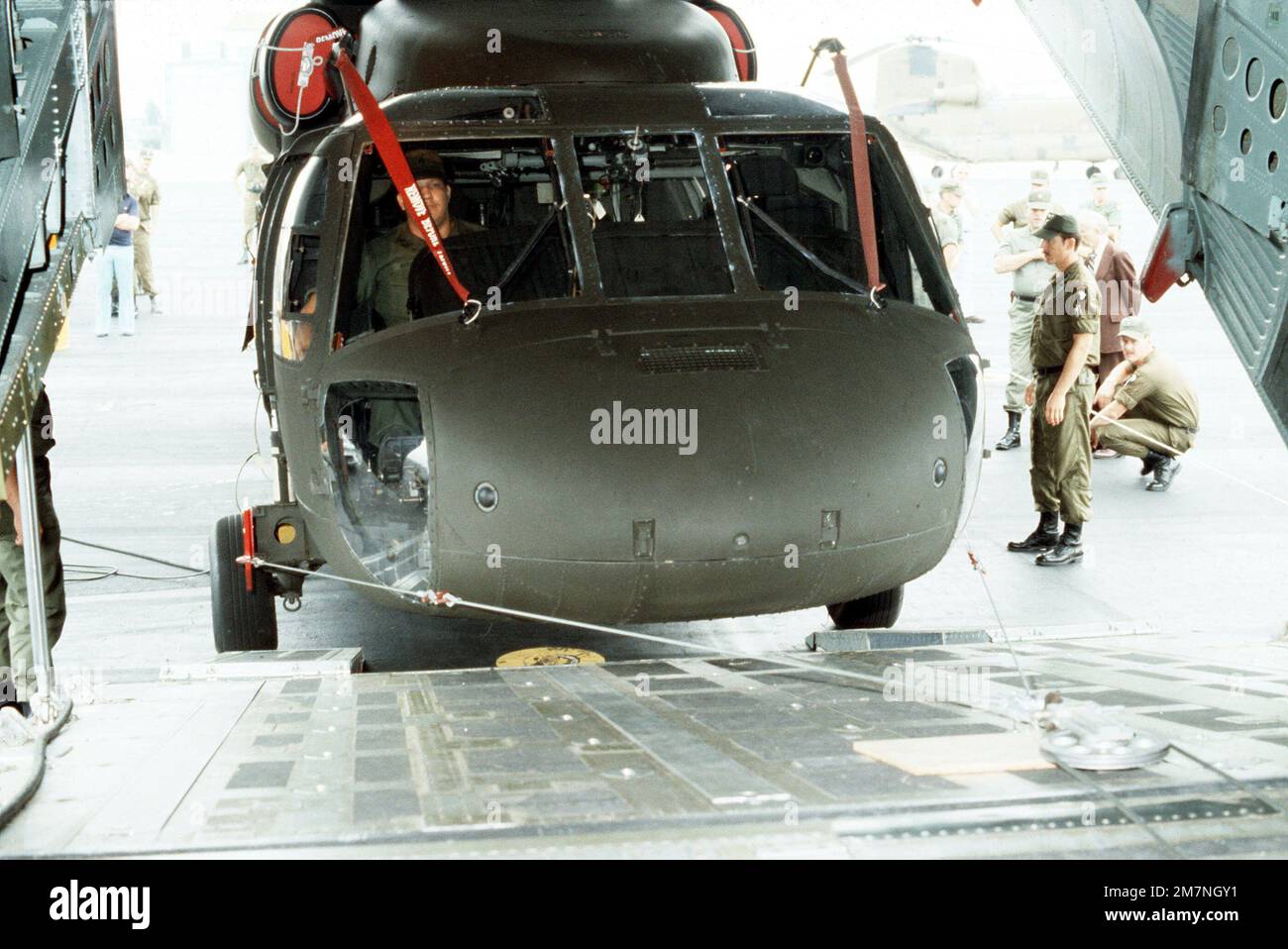 I membri della 101st Airborne Division caricano un elicottero UH-60A Black Hawk in un aereo Starlifter C-141. Due elicotteri UH-60A vengono caricati a bordo del C-141 durante il test di un nuovo kit di trasportabilità. Base: Fort Campbell Stato: Kentucky (Kentucky) Nazione: Stati Uniti d'America (USA) Foto Stock