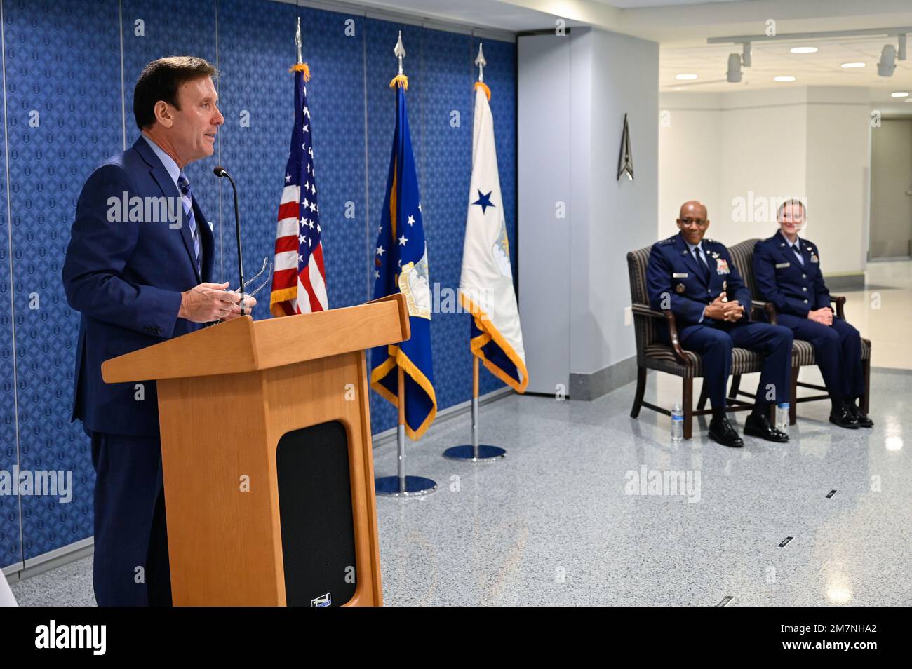 Kory Kolligian II fa le sue osservazioni durante una cerimonia al Pentagono, Arlington, Virginia, 11 maggio 2022. Taylor Bye è stato insignito del Koren Kolligian Jr. 2020 Trofeo per riconoscere la sua eccezionale abilità aerea quando il suo a-10C attacco aereo ha subito un malfunzionamento catastrofica pistola e ha eseguito in sicurezza un atterraggio pancia con la perdita del carrello di atterraggio e della tettoia dell'aeromobile. Foto Stock