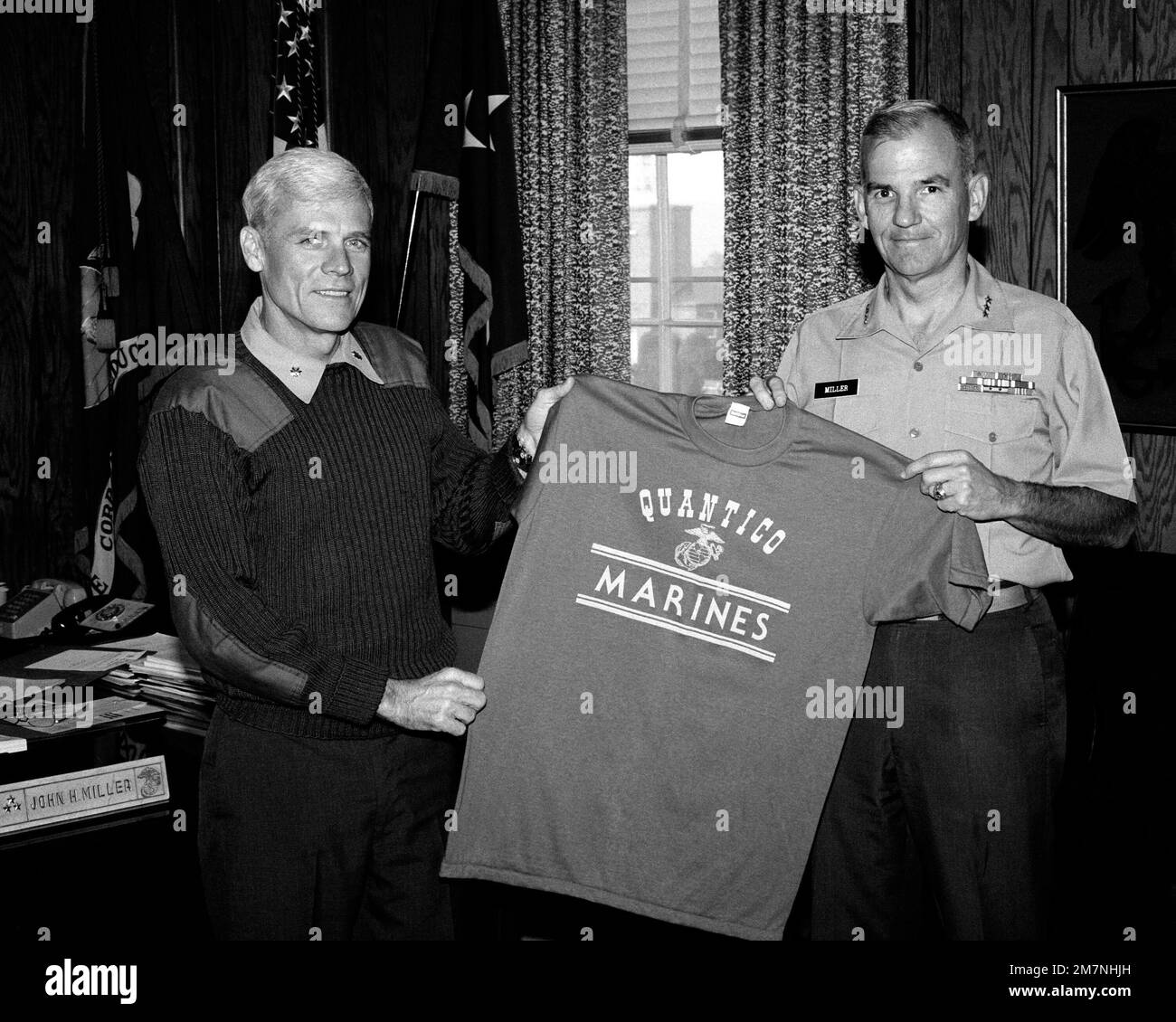 Lcol Charles Daniels e LGEN John H. Miller, comandante generale del Marine Corps Development and Education Command, esponono una T-shirt progettata per i Marines alla Maratona annuale dei Marine Corps. Base: Marine Corps base, Quantico Stato: Virginia (VA) Paese: Stati Uniti d'America (USA) Foto Stock