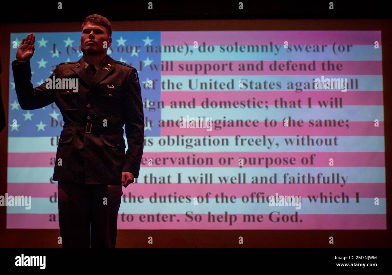Clemson University Army ROTC cadet Spencer Jones prende il giuramento d'ufficio durante una cerimonia di committenza congiunta a Tillman Hall, 11 maggio 2022. Le unità ROTC dell'esercito e dell'aeronautica di Clemson hanno tenuto la cerimonia congiunta per commissionare 33 secondi luogotenenti al servizio militare. Diciotto studenti hanno ricevuto missioni nell'esercito, 14 nell'aeronautica e uno ha ricevuto una commissione nell'esercito spaziale. Dopo la cerimonia i nuovi ufficiali ricevevano i loro primi saluti durante una cerimonia di saluto del dollaro d'argento in Military Heritage Plaza. (Foto di Ken Scar) Foto Stock
