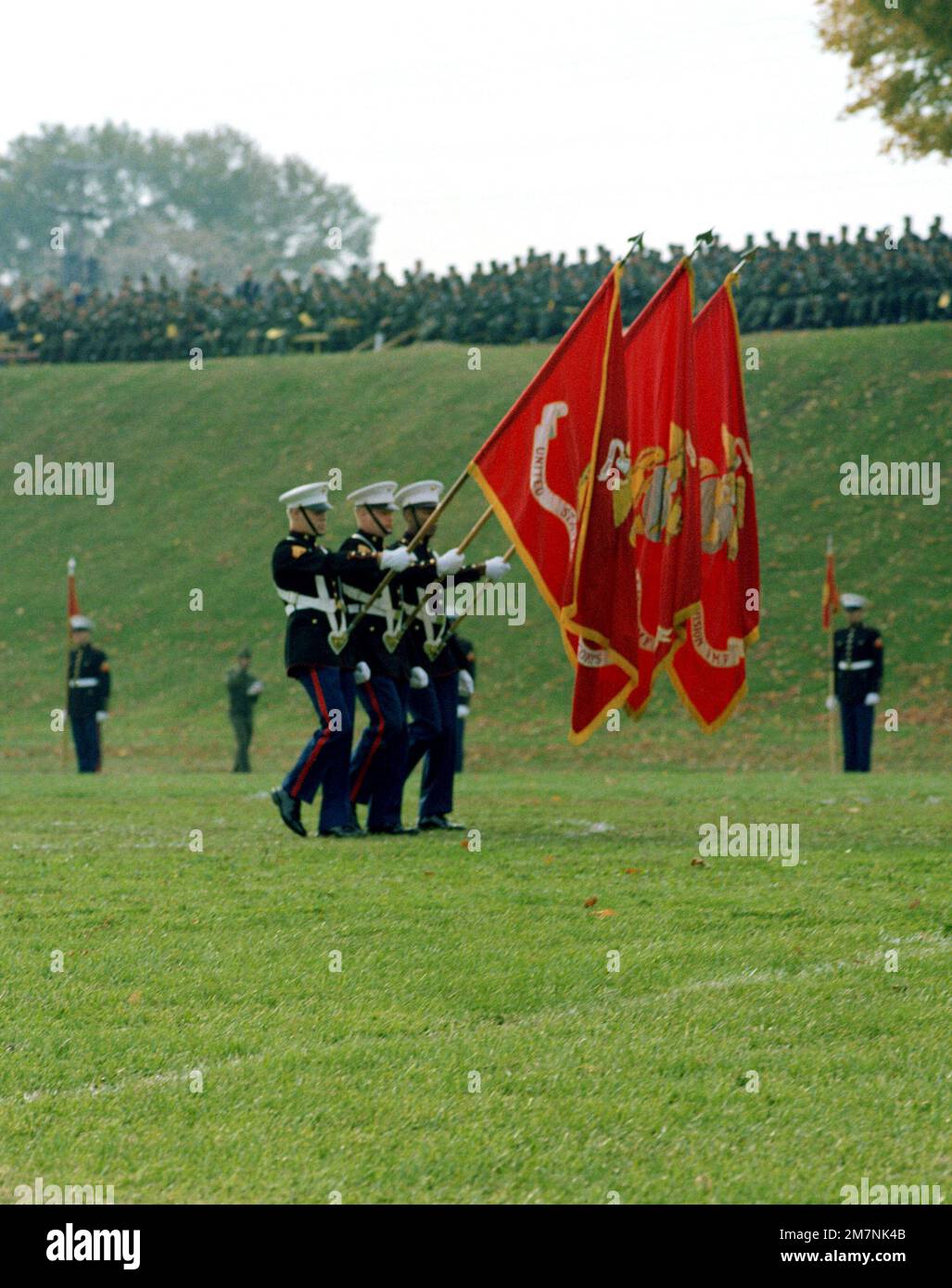 Tre Marines portano i colori del corpo Marino durante la festa di compleanno del corpo Marino. Base: Marine CD and ed com, Quantico Stato: Virginia (VA) Paese: Stati Uniti d'America (USA) Foto Stock