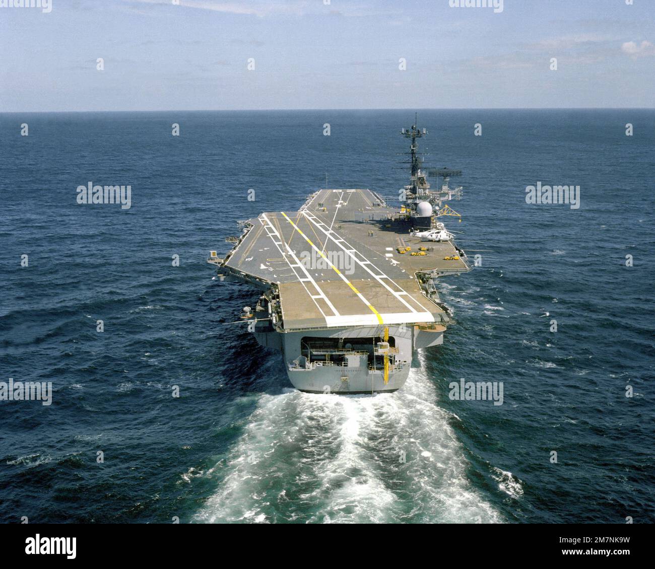 Una vista a poppa della portaerei USS INDEPENDENCE (CV-62) in corso. Paese: Sconosciuto Foto Stock