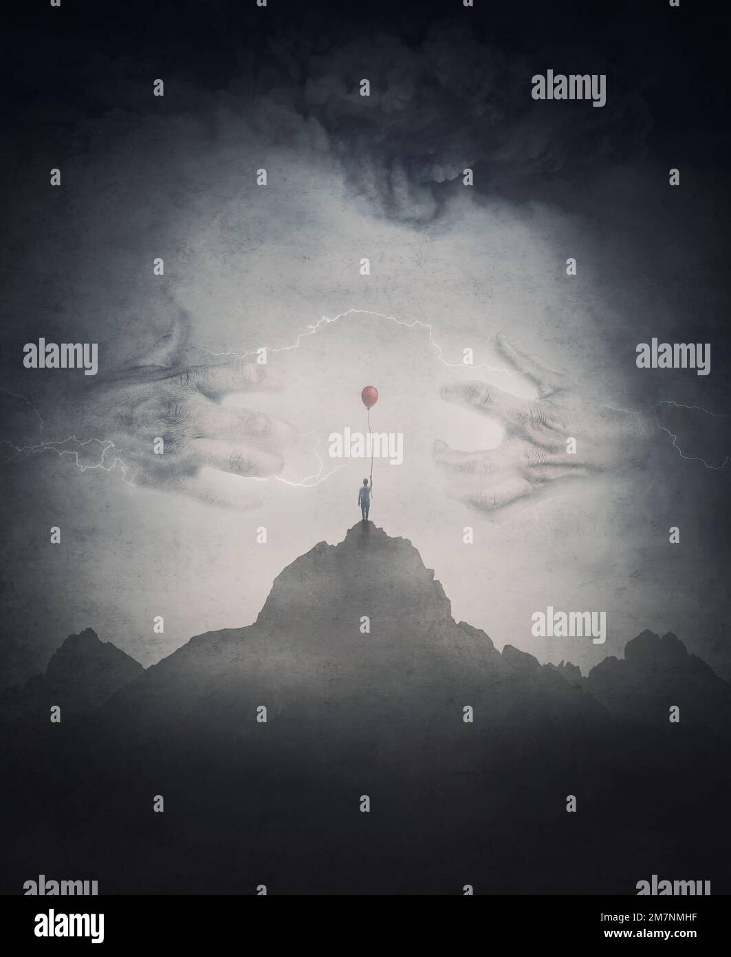 Scena spettrale con un ragazzo solitario che tiene un pallone rosso sulla cima di una montagna di fronte a una misteriosa creatura con mani spaventose giganti che escono dalla nebbia. Ventola Foto Stock