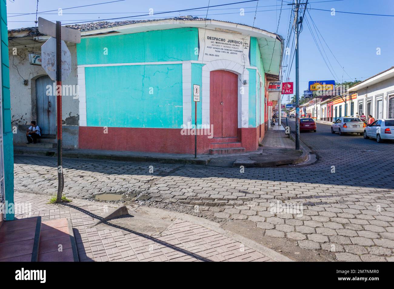 Studio legale a Jinotega, Nicaragua, nel quartiere degli affari di questa piccola città che mostra le tipiche pietre di cemento da pavimentazione. Foto Stock