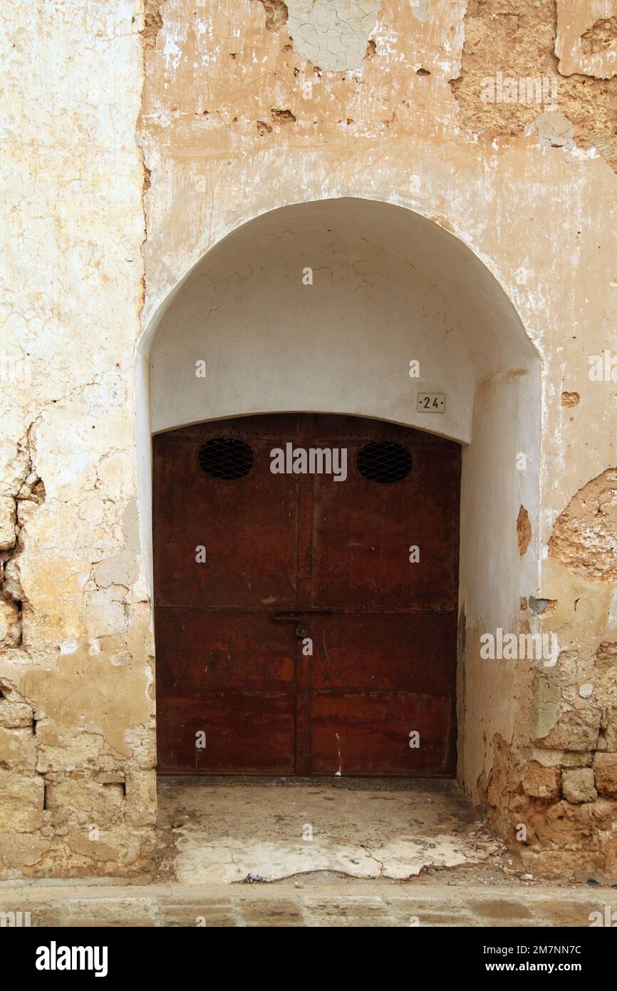 Porta metallica di un edificio nel centro storico di Felline Foto Stock