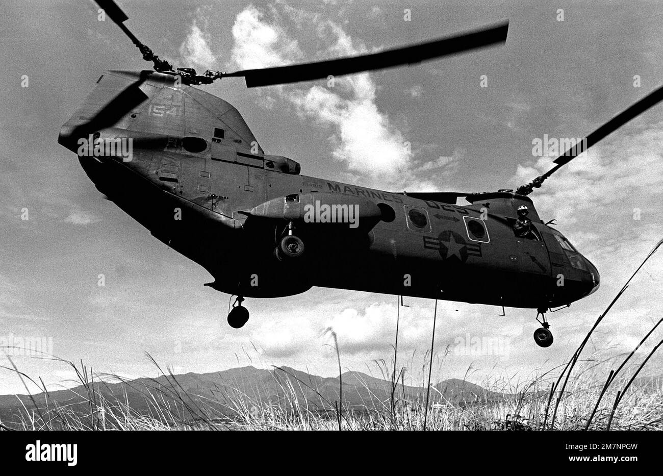 Un elicottero marino CH-46 Sea Knight si prepara ad atterrare durante un'esercitazione di assalto all'avvallamento verticale all'arrivo. Stato: Okinawa Paese: Giappone (JPN) Foto Stock