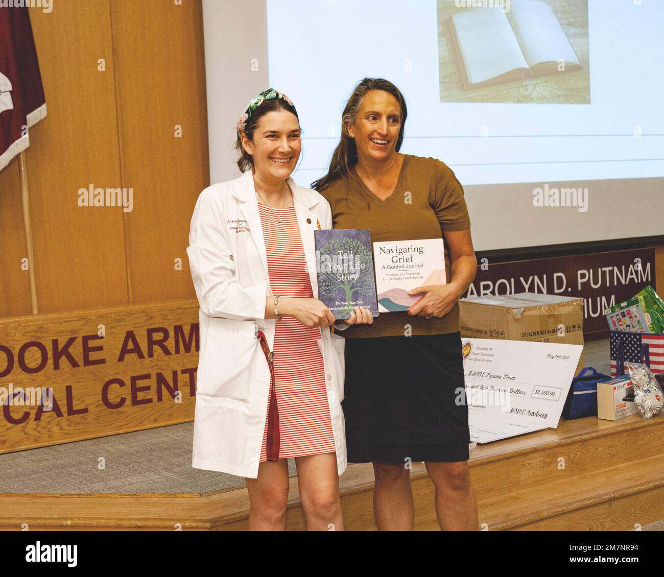 Cam Jacobson, a destra, Brooke Army Medical Center Ausiliary 2022 welfare chair, presenta il Dr. Alison Wiesenthal, responsabile di cure palliative, guide di lutto e riviste durante la cerimonia di riconoscimento del benessere ausiliario BAMC a BAMC, Joint base San Antonio-Fort Sam Houston, Texas, 11 maggio 2022. Il comitato del welfare ha approvato 15 sussidi e quattro richieste di emergenza per un totale di oltre $24.000 per aiutare i pazienti a sostenere l'assistenza alla BAMC. Foto Stock