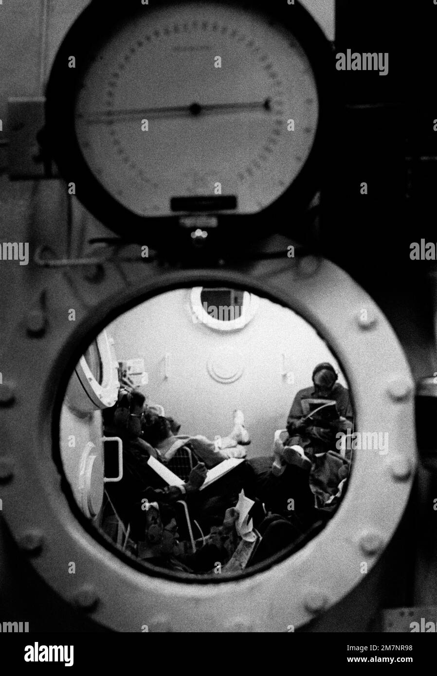 I pazienti sottoposti a terapia iperbarica a camera sono visti attraverso una finestra della camera. Il trattamento è in corso nella Divisione di Medicina Iperbarica della Air Force School of Aerospace Medicine. Base: Brooks Air Force base Stato: Texas (TX) Paese: Stati Uniti d'America (USA) Foto Stock