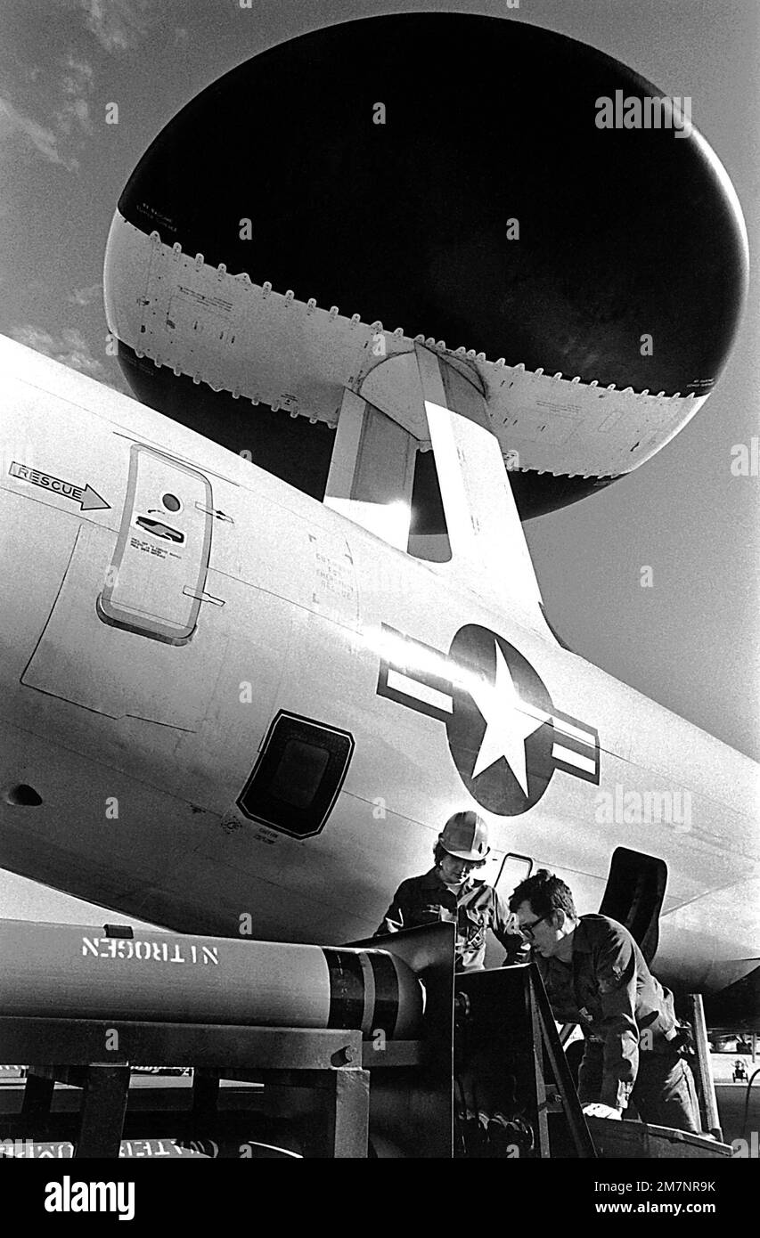 Gli aerei si preparano a fornire azoto liquido ad un aeromobile e-3A Airborne con sistema di allarme e controllo. L'aeromobile sarà distribuito alla base aerea di Ramstein, Germania occidentale, per partecipare a un esercizio di formazione congiunto con elementi del sistema di difesa aerea della NATO nell'Europa centrale. Base: Tinker Air Force base Stato: Oklahoma (OK) Paese: Stati Uniti d'America (USA) Foto Stock