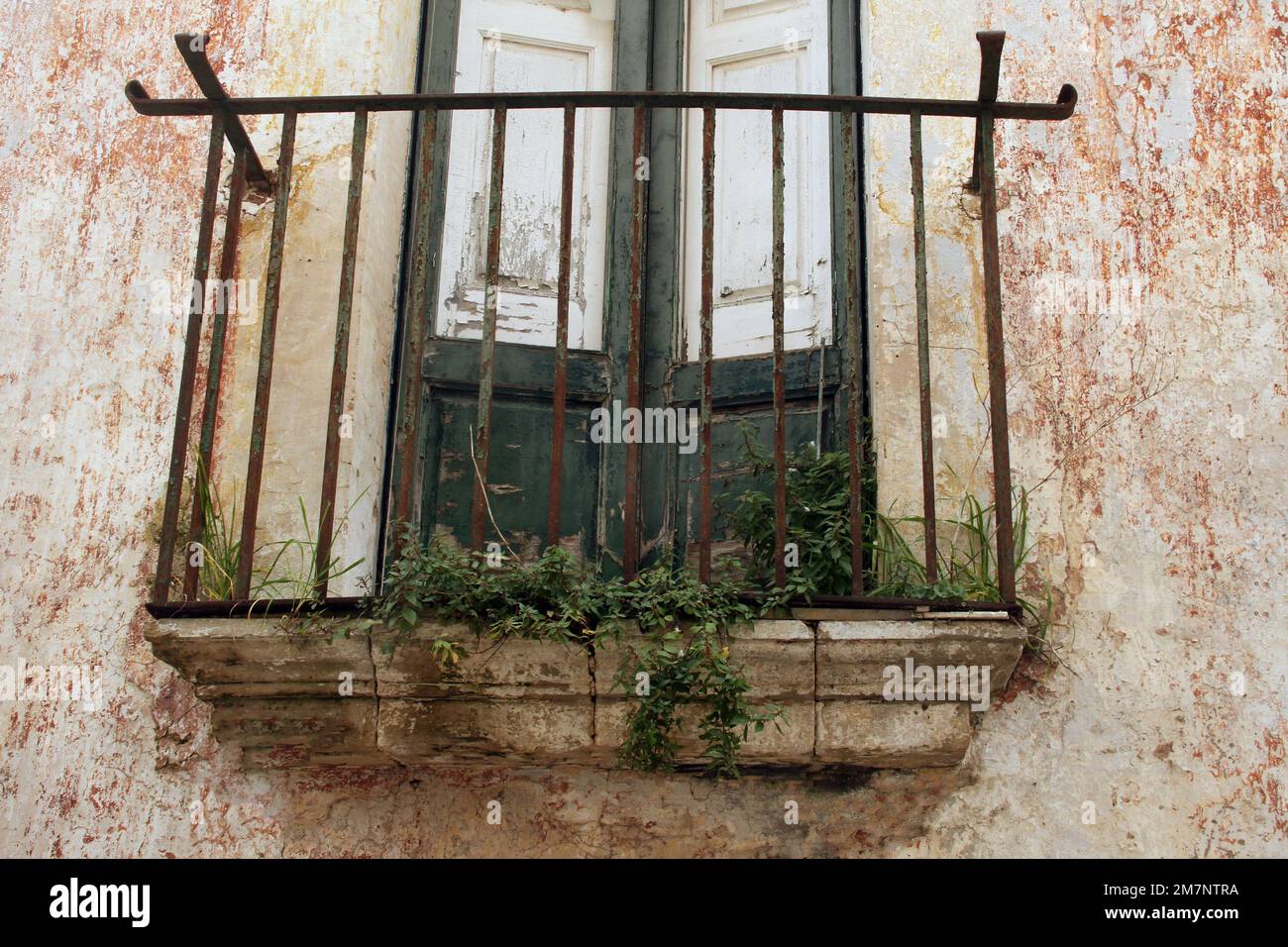 Piccolo balcone di un edificio abbandonato nel centro storico di Racale Foto Stock